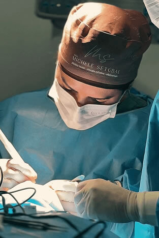 Dra. Michele Setúbal realizando cirurgia oftalmológica com técnicas avançadas e precisão